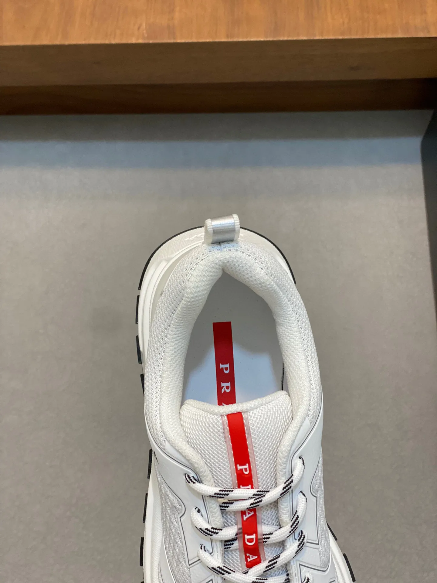 Men's Men's Shoes 💰780 Prada/Prada Men's Leather Casual Sports Shoes, great products made in Guangzhou! Made of imported solid-color calfskin stitched with mesh cowhide upper, three-dimensional geometric segmentation, precision manufacturing, even stitching, the leather texture can be seen at a glance, multi-color splicing, fashionable and generous, soft, comfortable and breathable, decorated with the PRADA letter logo on the outside. The tongue is decorated with the classic letter logo, and the heel is decorated with a fabric strap. It is a classic sports shoe shape of the P family, with a fabric lining, a cowhide footbed with a silver logo, and an exclusive rubber outsole of the P family. The details are carefully crafted, making it a versatile item for travel! Comes with original box and dust bag! Multiple colors available! Size: 39-40-41-42-43-44 standard leather shoe size